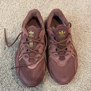 Adidas ozweego 
Sneakers 👟 
Gym 💪🏻 
Running 🏃